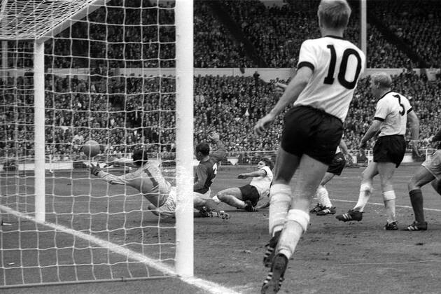 Fußball, WM 1966, Finale in Wembley, England - Deutschland 4-2 n.V. Torwart Gordon Banks und Ray Wilson (beide England, 2.v.li.) versuchen vergeblich den Schuß von Wolfgang Weber (Mitte) zum 2:2-Ausgleich abzuwehren - Karl-Heinz Schnellinger (re.) und Sigfried Held (alle Deutschland) schauen gebannt zu Fußball WM Herren Weltmeisterschaft 1966, Nationalmannschaft, Nationalteam, Nationaltrikot, Länderspiel, Endspiel Gruppe London Dynamik,