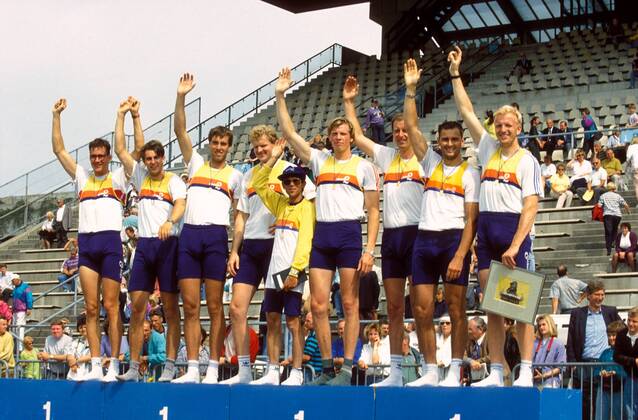 Der Deutschland Achter bei der Siegerehrung, v.li.: x, x, x, Armin Eichholz, Steuermann Manfred Klein, Bahne Rabe, x, Eckhardt Schulz, x Rudern Herren Rudersport 1992, Weltcup, Welt-Cup, Worldcup, World, WC Gruppe Freude,