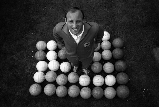 Uwe Seeler, 85. Geburtstag am 5. November Uwe Seeler (BR Deutschland) zwischen 38 Bällen, die seine bisherige Anzahl von Länderspieltoren symbolisieren sollen Fußball WM Herren Weltmeisterschaft 1966, Nationalmannschaft, Nationalteam, Vneg, Vsw Einzelbild Aufmacher