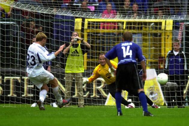 Guido Spork (Paderborn, li.) trifft vom Elfmeterpunkt gegen Torwart Martin Pieckenhagen (HSV) zum 4:2 Endstand Fußball Herren DFB-Pokal 2004 2005, Pokalspiel, SC Paderborn - Hamburger SV 4:2, Hamburg Gruppe Paderborn Dynamik,