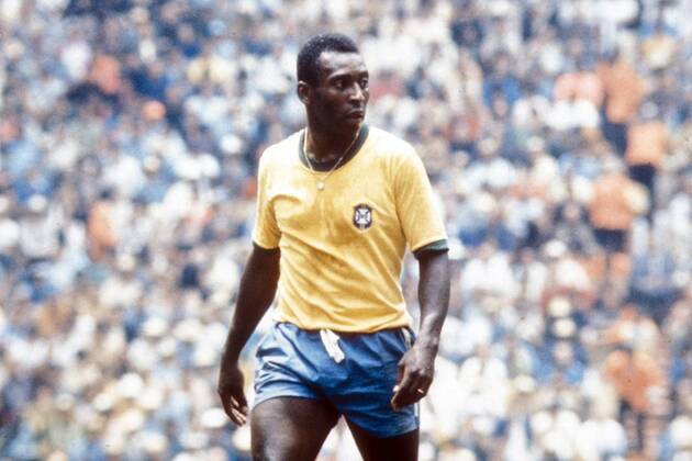 Pele (Brasilien) nachdenklich Fußball WM Herren Weltmeisterschaft 1970, Nationalmannschaft, Nationalteam, Nationaltrikot, Finale, Endspiel Einzelbild Länderspiel Mexiko City Skepsis, Nachdenklichkeit,