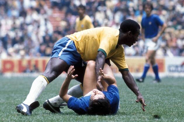 Pele (Brasilien) ringt seinen Kontrahenten nieder Fußball WM Herren Weltmeisterschaft 1970, Nationalmannschaft, Nationalteam, Nationaltrikot, Finale, Endspiel Gruppe Länderspiel Mexiko City