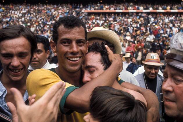 Carlos Alberto (li.) und Tostao (beide Brasilien) feiern den Weltmeistertitel Fußball WM Herren Weltmeisterschaft 1970, Länderspiel, Finale, Endspiel, Nationalmannschaft, Nationalteam Gruppe Mexiko Stadt, Mexico City, Glück, Begeisterung, Freude,