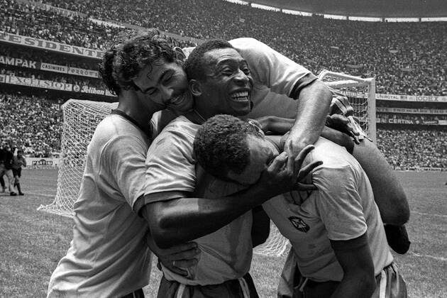 Schlußjubel Weltmeister Brasilien, v.re.: Carlos Alberto, Pele und Roberto Rivelino Fußball WM Herren Weltmeisterschaft 1970, Nationalmannschaft, Nationalteam, Finale, Endspiel, Brasilien Gruppe Mexico City Begeisterung, Freude,