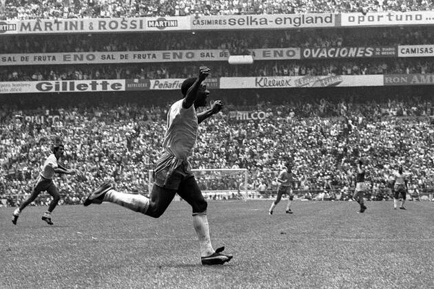 Pele (Brasilien) - Torjubel Fußball WM Herren Weltmeisterschaft 1970, Nationalmannschaft, Nationalteam, Nationaltrikot, Brasilien Totale Aztekenstadion, Azteken Stadion, Estadio Azteca Mexico City, Emotionen Dynamik, Begeisterung, Freude,