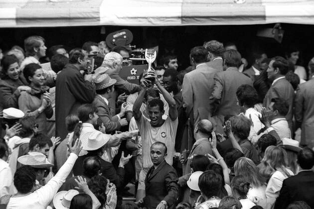 Weltmeister Carlos Alberto (Brasilien, Mitte) läßt sich mit dem Coupe Jules Rimet von der Menge feiern Fußball WM Herren Weltmeisterschaft 1970, Nationalmannschaft, Nationalteam, Nationaltrikot, Brasilien Totale Aztekenstadion, Azteken Stadion, Estadio Azteca Mexico City Begeisterung, Freude,
