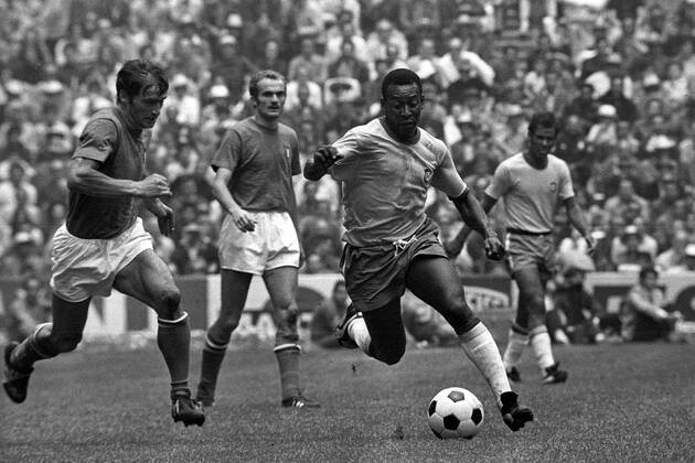 Pele (Brasilien, re.) gegen Tarcisio Burgnich (Italien) Fußball WM Herren Weltmeisterschaft 1970, Nationalmannschaft, Nationalteam, Nationaltrikot, Brasilien - Italien 4:1 Gruppe Mexico City Dynamik,