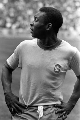 Pele (Brasilien) skeptisch Fußball WM Herren Weltmeisterschaft 1970, Nationalmannschaft, Nationalteam, Nationaltrikot, Brasilien Einzelbild Mexico City Nachdenklichkeit, Skepsis,