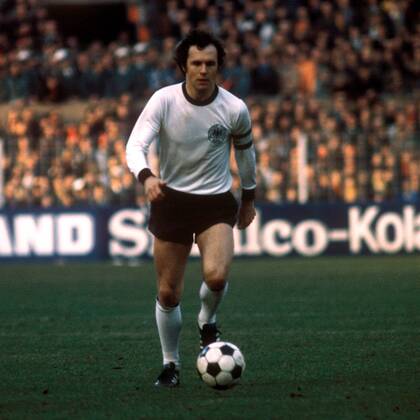 Franz Beckenbauer (BR Deutschland) am Ball Fußball Länderspiel Herren Europameisterschaftsqualifikation 1976, Qualifikation, Länderspiel, Nationalmannschaft, Mfdia Einzelbild Dortmund Dynamik,