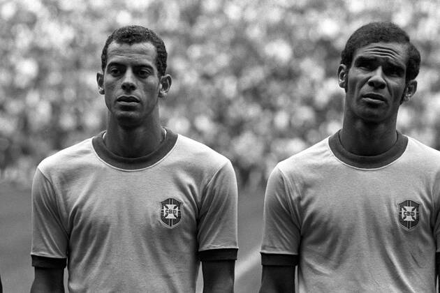 Carlos Alberto (li.) und Brito (beide Brasilien) während der Nationalhymne Fußball WM Herren Weltmeisterschaft 1970, Nationalmannschaft, Nationalteam, Nationaltrikot, Länderspiel, Finale Gruppe Mexico City