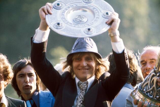Torwart Wolfgang Kleff (Gladbach) mit der Meisterschale Fußball 1. BL Herren Saison 1974 1975, Borussia Mönchengladbach, Deutscher Meister, Deutsche Meisterschaft, Vdia Einzelbild Mönchengladbach, Autokorso Freude,