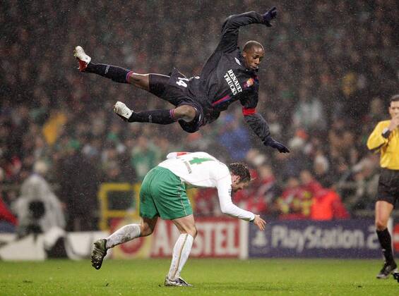 Sidney Govou (Lyon) setzt zum Höhenflug über Fabian Ernst (Bremen) an Fußball EC 1 Herren Champions League 2004 2005, SV Werder Bremen - Olympique Lyonnais 0:3, OL Gruppe , Saisonhighlight Bremen Dynamik, Kampf, Höhe,