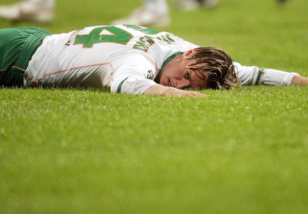 Tim Borowski (Bremen) liegt erschöpft am Boden Fußball EC 1 Herren Champions League 2004 2005, SV Werder Bremen Einzelbild Bremen Enttäuschung, Erschöpfung, Verzweiflung,