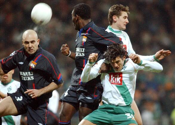 Cris (li.) und Mickael Essien (beide Lyon, 2.v.li.) gegen Nelson Haedo Valdez (2.v.re.) und Miroslav Klose (beide Bremen) Fußball EC 1 Herren Champions League 2004 2005, SV Werder Bremen - Olympique Lyonnais 0:3, OL, Vdig Gruppe Bremen Dynamik,