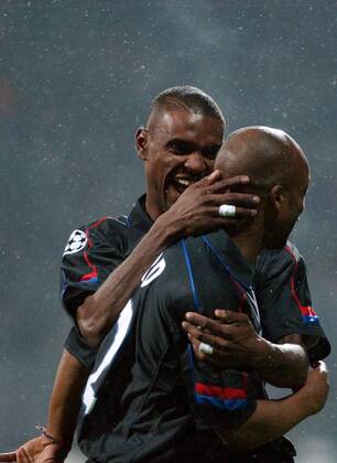 Lamine Diatta (li.) und Sylvain Wiltord (beide Lyon) - Torjubel Fußball EC 1 Herren Champions League 2004 2005, Olympique Lyonnais, OL, Vdig Gruppe Bremen Freude,
