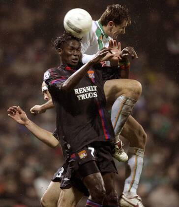 Mahamadou Diarra (Lyon, li.) gegen Miroslav Klose (Bremen) Fußball EC 1 Herren Champions League 2004 2005, SV Werder Bremen - Olympique Lyonnais 0:3, OL, Vdig Gruppe Bremen Dynamik,