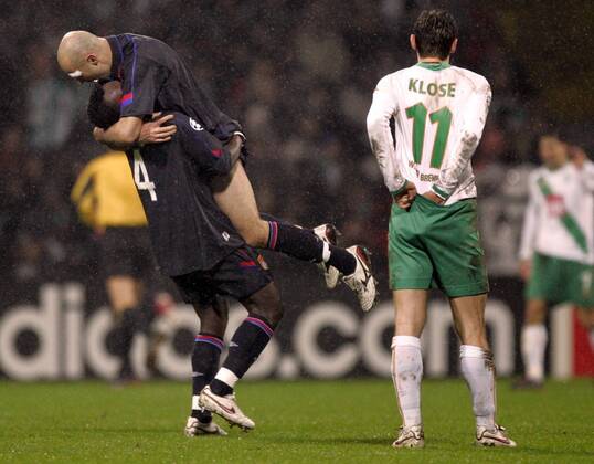 Mickael Essien (li.) und Cris (beide Lyon, 2.v.li.) - Torjubel, Miroslav Klose (Bremen) nutz die Zeit um sein Trikot in die Hose zu stecken Fußball EC 1 Herren Champions League 2004 2005, SV Werder Bremen - Olympique Lyonnais 0:3, OL, Vdig Gruppe , Saisonhighlight Bremen Freude,