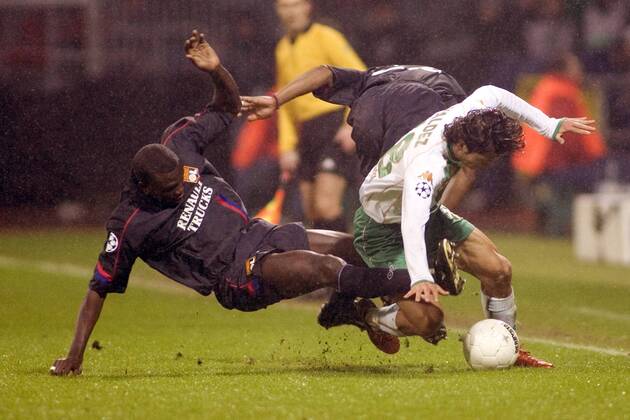 Nelson Haedo Valdez (Bremen, re.) gegen Lamine Diatta (Lyon) Fußball EC 1 Herren Champions League 2004 2005, SV Werder Bremen - Olympique Lyonnais 0:3, Vdig, OL Gruppe Bremen Dynamik, Kampf,