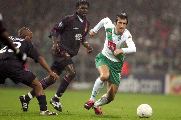 Johan Micoud (Bremen, re.) vorbei an Mahamadou Diarra (Lyon) Fußball EC 1 Herren Champions League 2004 2005, Achtelfinale, SV Werder Bremen - Olympique Lyonnais 0:3, OL Gruppe pan8365 Bremen Dynamik,  