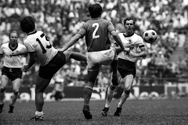 Tarcisio Burgnich (2, Italien) gegen Gerd Müller (li.) und Franz Beckenbauer (beide BR Deutschland) Fußball WM Herren Weltmeisterschaft 1970, Halbfinale, Länderspiel, Nationalmannschaft, Nationalteam, Nationaltrikot, Gruppe Binde, Armbinde, Verband, Armverband, verrenkt Mexico City, Schlinge, Armschlinge, ausgerenkt Dynamik,