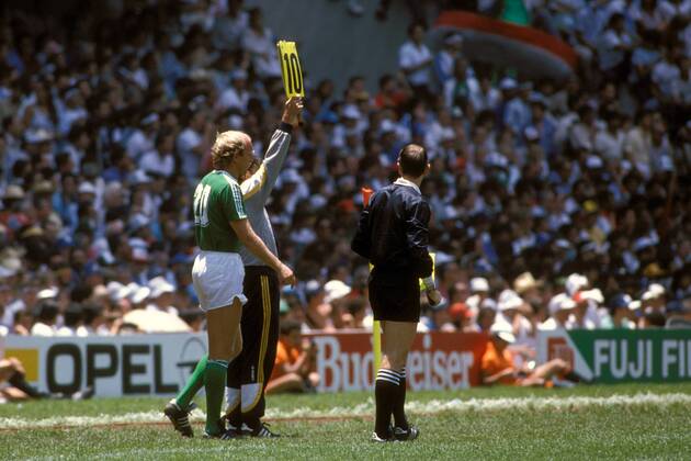 Dieter Hoeneß (li., BR Deutschland) wird eingewechselt, daneben Linienrichter Erik Fredriksson (Schweden) Fußball WM Herren DEUTSCHSPRACHIGE SPORTZEITSCHRIFTEN UND -ZEITUNGEN NUR NACH RÜCKSPRACHE, Weltmeisterschaft 1986 Gruppe Mexico City