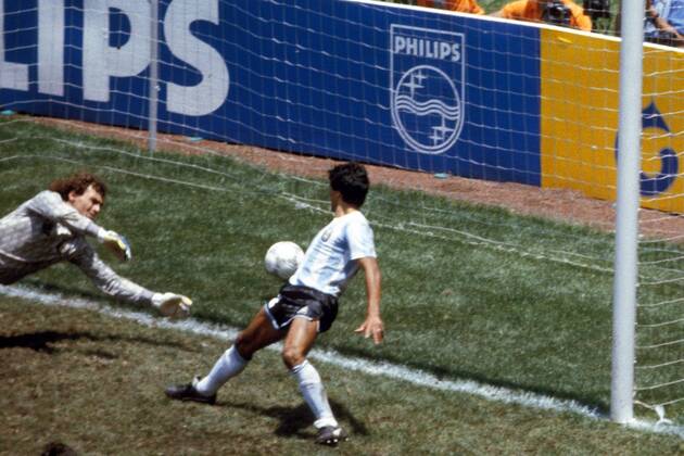 Torwart Nery Pumpido und Hector Enrique (beide Argentinien) strecken sich vergeblich nach dem Ball Fußball WM Herren DEUTSCHSPRACHIGE SPORTZEITSCHRIFTEN UND -ZEITUNGEN NUR NACH RÜCKSPRACHE, Weltmeisterschaft 1986 Gruppe Mexico City