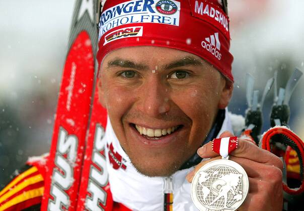 Michael Greis (Deutschland) präsentiert seine Silbermedaille Biathlon WM Herren Weltmeisterschaft 2005, 20km 20 km, Kilometer, Vdig Porträt Hochfilzen Freude,