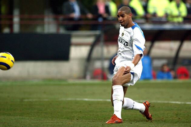 Adriano (Inter) erzielt das 2:0 Fußball EC 1 Herren Champions League 2004 2005, FC Internazionale Mailand Einzelbild Mailand Dynamik