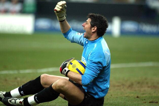 Torwart Francesco Toldo (Inter) reklamiert Fußball EC 1 Herren Champions League 2004 2005, FC Internazionale Mailand Einzelbild Mailand