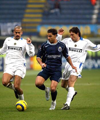 Ricardo Quaresma (Porto, Mitte) gegen Juan Sebastian Veron (li.) und Kily Gonzalez (beide Inter) Fußball EC 1 Herren Champions League 2004 2005, FC Internazionale Mailand - FC Porto 3:1 Gruppe Mailand