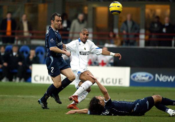 Adriano (Inter, Mitte) erzielt das 1:0 gegen Jorge Costa (li.) und Pedro Emanuel (beide Porto) Fußball EC 1 Herren Champions League 2004 2005, FC Internazionale Mailand - FC Porto 3:1 Gruppe Mailand Dynamik,