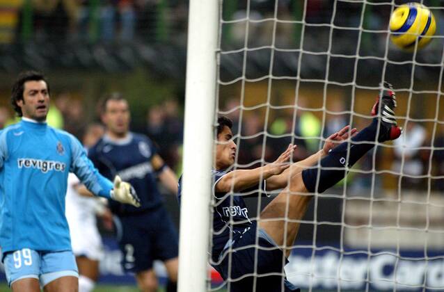 Ricardo Costa scheitert beim Versuch das 1:0 zu verhindern, dahinter: Torwart Baia (beide Porto) Fußball EC 1 Herren Champions League 2004 2005, FC Porto Gruppe Mailand Abwehr