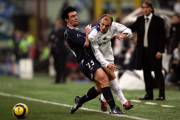 Claudio (Porto, li.) gegen Esteban Cambiasso (Inter) -  Fußball EC 1 Herren Champions League 2004 2005, FC Internazionale Mailand - FC Porto 3:1 Gruppe Mailand Dynamik,