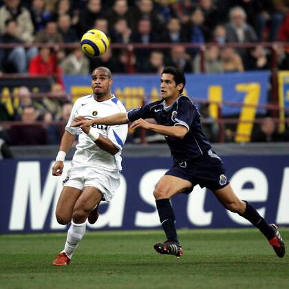 Adriano (Inter, li.) gegen Ricardo Costa (Porto) -  Fußball EC 1 Herren Champions League 2004 2005, FC Internazionale Mailand - FC Porto 3:1 Gruppe Mailand Dynamik,