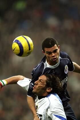 Pepe (Porto, re.) gegen Marco Materazzi (Inter) -  Fußball EC 1 Herren Champions League 2004 2005, FC Internazionale Mailand - FC Porto 3:1 Gruppe Mailand Dynamik, Höhe