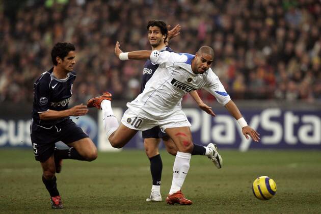 Adriano (Inter, re.) gegen Ricardo Costa (li.) und Pedro Emanuel (beide Porto) -  Fußball EC 1 Herren Champions League 2004 2005, FC Internazionale Mailand - FC Porto 3:1 Gruppe Mailand Dynamik,