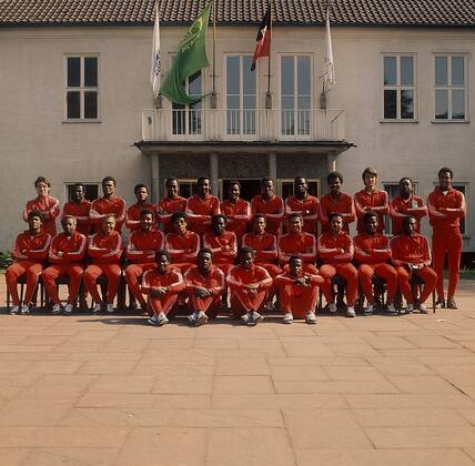 WM Kader Haiti mit: Nationaltrainer Antoine Tassy, Henry Francillon, Ewilner Piquant, Arsene Auguste, Fritz Andre, Serge Ducoste, Pierre Bayonne, Philippe Vorbe, Roosevelt Desir, Eddy Antoine, Guy Francois, Guy Saint Vil, Ernst Jean Joseph, Serge Racine Fußball WM Herren DEUTSCHSPRACHIGE SPORTZEITSCHRIFTEN UND -ZEITUNGEN NUR NACH RÜCKSPRACHE, Weltmeisterschaft 1974 Totale Mannschaftsbild, Mannschaftsfoto, Mfdia, quer, Trainer, Coach, Nationalcoach