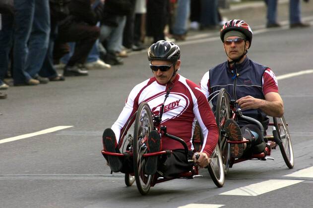 Auch am 25. Berliner Halbmarathon 2005 nehmen wieder Rollstuhlfahrer teil Behindertensport Herren 25. Berliner Halbmarathon 2005, Halb Marathon, Straßenlauf, Volkslauf, Citylauf, Langstrecke Gruppe Berlin