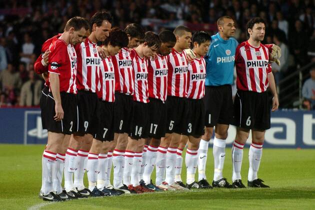 PSV Eindhoven bei der Schweigeminute für den verstorbenen Papst v.li.: Andre Ooijer, Alex, Jan Vennegoor of Hesselink, Ji Sung Park, Phillip Cocu, Johann Vogel, Jefferson Farfan, Wilfred Bouma, Young Pyo Lee, Torwart Heurelho Gomes, Mark van Bommel Fußball EC 1 Herren Champions League 2004 2005, Viertelfinale, PSV Eindhoven, Totale Lyon Ruhe,