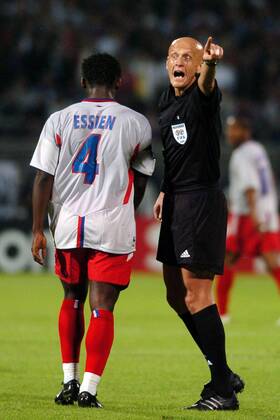 Schiedsrichter Pierluigi Collina (Italien) gibt aufgebracht Anweisungen, während Mickael Essien (Lyon) an ihm vorbei schleicht Fußball EC 1 Herren Champions League 2004 2005, Viertelfinale, Olympique Lyonnais, OL, Gruppe Lyon Wut,