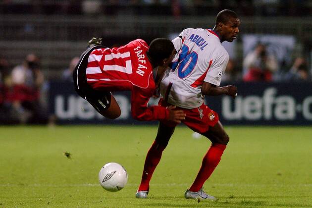 Eric Abidal (re., Lyon) gegen Jefferson Farfan (Eindhoven) Fußball EC 1 Herren Champions League 2004 2005, Viertelfinale, Olympique Lyonnais - PSV Eindhoven 1:1, OL, Gruppe Lyon Dynamik, Höhe, Kampf,