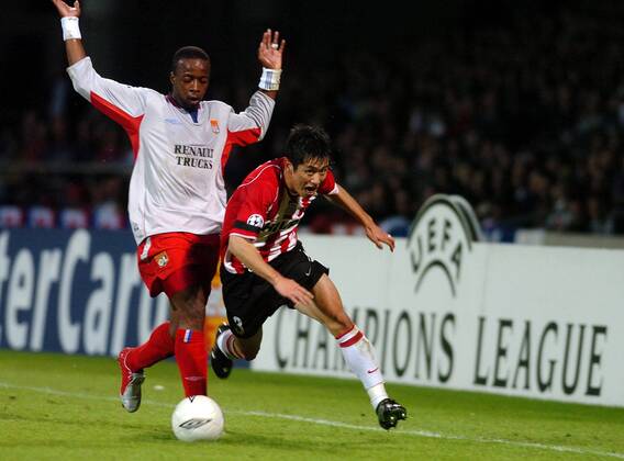 Young Pyo Lee (re., Eindhoven) gegen Sidney Govou (Lyon) Fußball EC 1 Herren Champions League 2004 2005, Viertelfinale, Olympique Lyonnais - PSV Eindhoven 1:1, OL, Gruppe Lyon Dynamik,