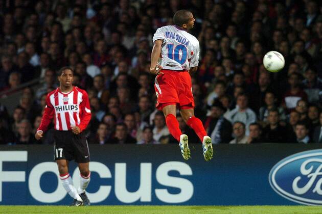 Florent Malouda (Lyon) - Kopfball, li. Jefferson Farfan (Eindhoven) Fußball EC 1 Herren Champions League 2004 2005, Viertelfinale, Olympique Lyonnais - PSV Eindhoven 1:1, OL, Totale Lyon Dynamik, Höhe,