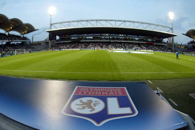 Vereinslogo von Lyon im Stade Gerland Fußball EC 1 Herren Champions League 2004 2005, Viertelfinale, Olympique Lyonnais, OL, Ligue Une, 1. Französische Liga, Totale Stade Gerland pan8859 Lyon  