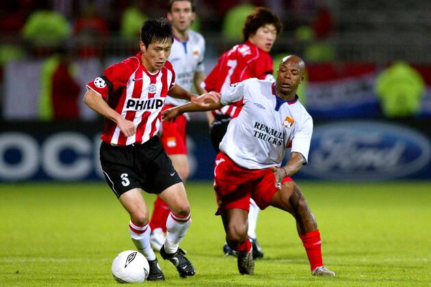 Young Pyo Lee (Eindhoven, li.) gegen Sylvain Wiltord (Lyon) Fußball EC 1 Herren Champions League 2004 2005, Viertelfinale, Olympique Lyonnais - PSV Eindhoven 1:1, OL Gruppe pan8861 Lyon Dynamik,  