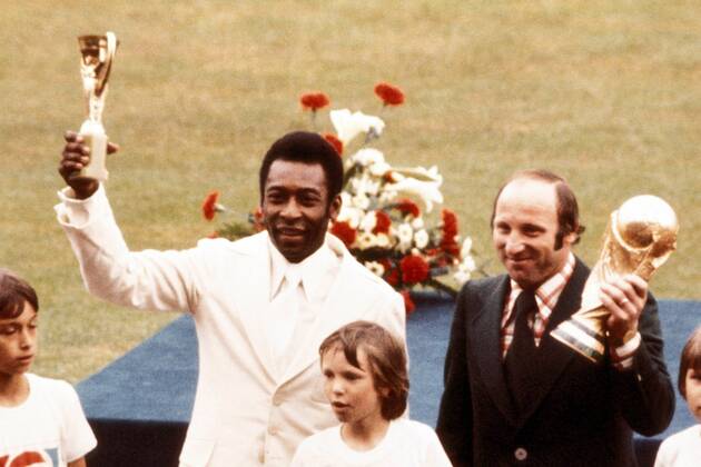 Uwe Seeler, 85. Geburtstag am 5. November Pele (li., Brasilien) präsentiert den Coupe Jules Rimet, der vom FIFA World Cup, präsentiert von Uwe Seeler (BR Deutschland), als Weltmeisterpokal abgelöst wird Fußball WM Herren Weltmeisterschaft 1974, Eröffnung, Eröffnungsfeier, Eröffnungsveranstaltung, Gruppe Frankfurt M.