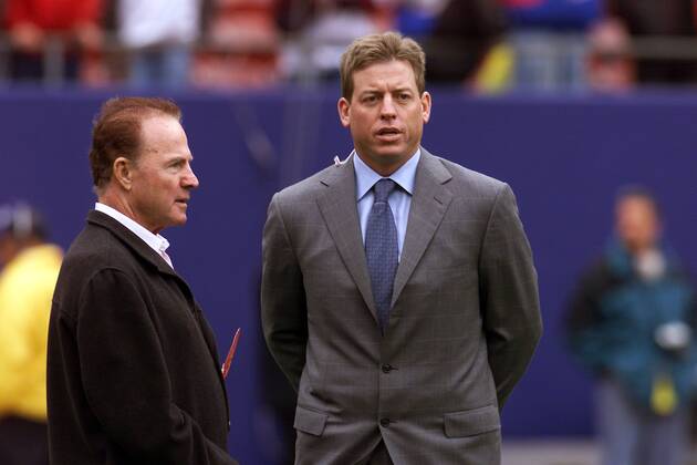 Die Footballegenden Frank Gifford (li.) und Troy Aikman (beide USA) - (Icon5810621) American Football Herren NFL 2001 2004, Vdig Gruppe East Rutherford EDITORIAL USE ONLY