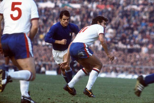 Trevor Brooking (England, re.) gegen Fabio Capello (Italien) Fußball Länderspiel Herren Weltmeisterschaftsqualifikation 1976, Nationalmannschaft, Nationalteam, Nationaltrikot, Länderspiel Gruppe Qualifikation Rom