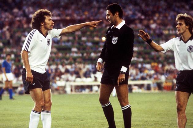 Paul Breitner (li.) und Pierre Littbarski (beide BR Deutschland) reden auf FIFA Schiedsrichter Arnaldo Coelho (Brasilien) ein Fußball WM Herren Weltmeisterschaft 1982, Nationalmannschaft, Nationalteam, Nationaltrikot, Länderspiel, Finale Gruppe Madrid