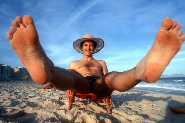 Franz Beckenbauer (Bayern) entspannt am Strand von Rio de Janeiro Fußball Herren Saison 1976 1977, FC Bayern München, Vneg Einzelbild Rio de Janeiro